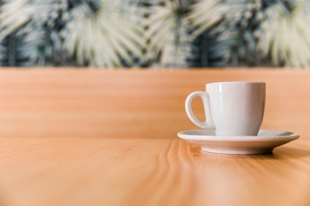 Taza de café en la mesa de madera