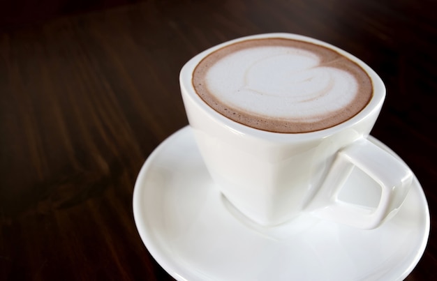 Foto gratuita taza de café en la mesa