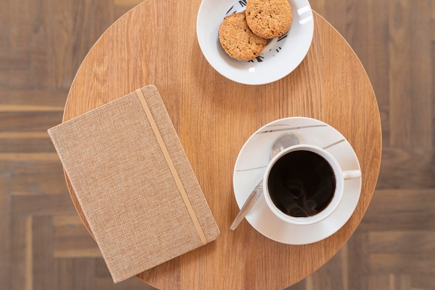 Foto gratuita taza de café en la mesa