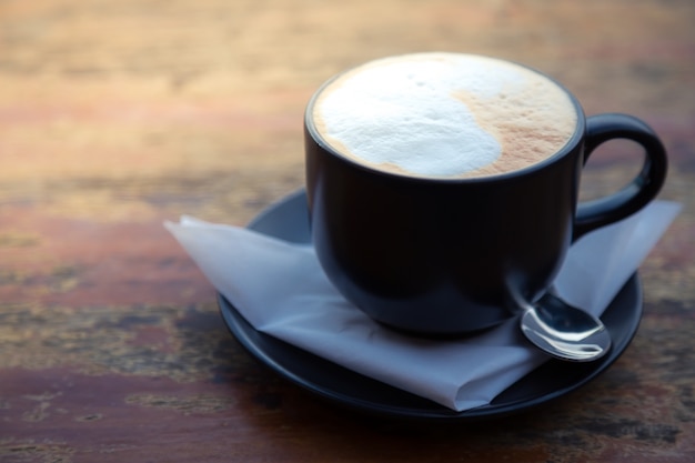 Taza de café oscura con espuma