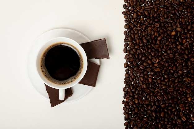 Foto gratuita taza de café plana en fondo liso