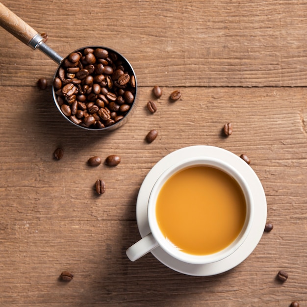 Taza de café plana con granos de café