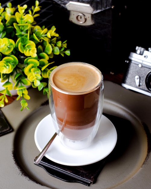 Taza de café y planta sobre la mesa