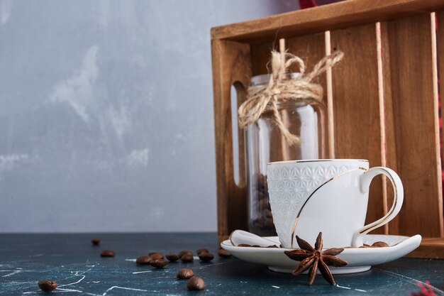 Una taza de café en un platillo blanco.