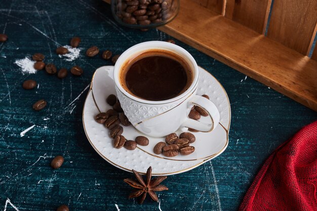 Una taza de café en un platillo de cerámica.