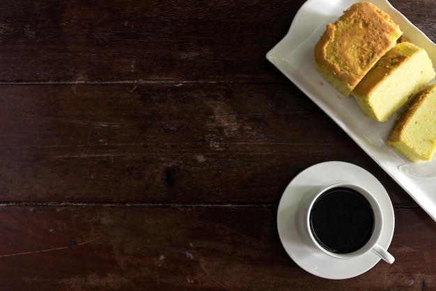 Taza de café y platillo con pastel