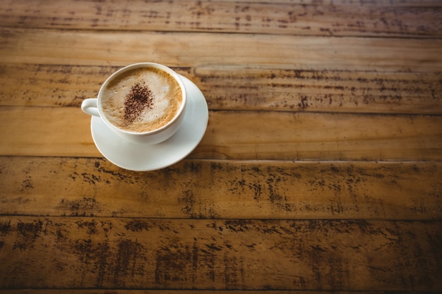 Taza de café y platillo sobre una mesa