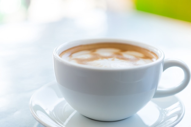 Taza de café en un plato