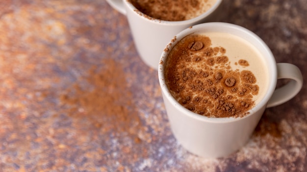 Taza de café con polvo y espacio de copia