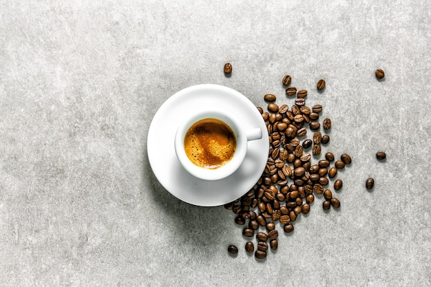 Taza de café recién hecho servido en taza