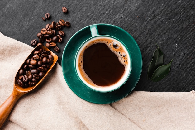 Taza de café recién hecho sobre la mesa