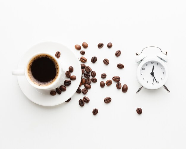 Taza de café con reloj sobre la mesa