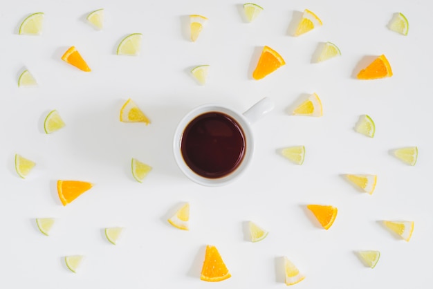 Foto gratuita taza de café rodeada de trozos de fruta