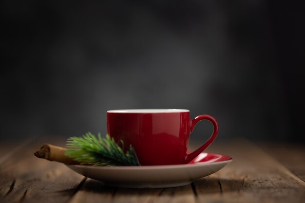 Taza de café roja en un ambiente navideño