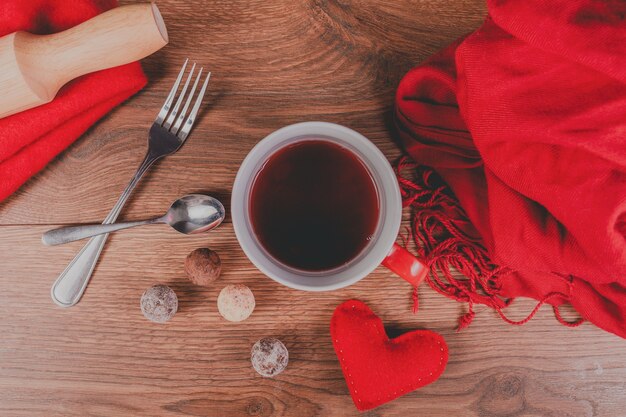 Taza de café roja con una bufanda visto desde arriba