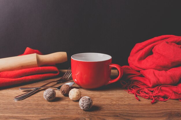 Taza de café roja con una bufanda