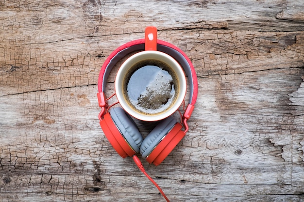 Foto gratuita taza de café rojo, rojo auriculares y galletas de chocolate en la mesa de madera. vista desde arriba. café con el concepto de chirstmas.