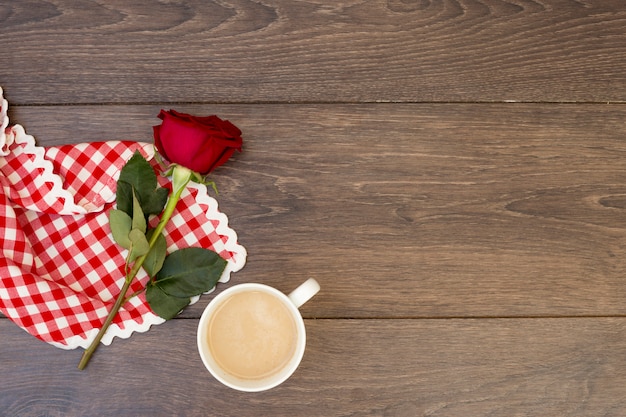 Foto gratuita taza de café y rosa roja