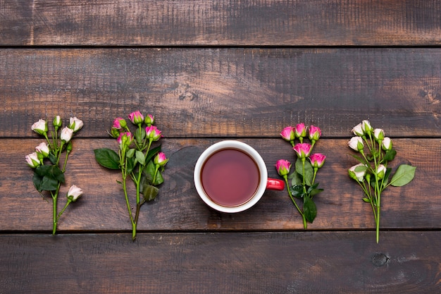 Foto gratuita taza de café con rosas