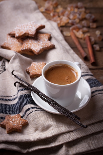 Taza de café sabrosa con las galletas horneadas