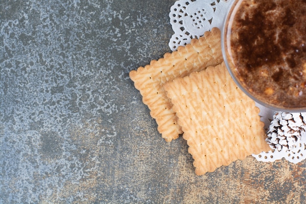 Taza de café con sabrosas galletas saladas sobre fondo de mármol. Foto de alta calidad