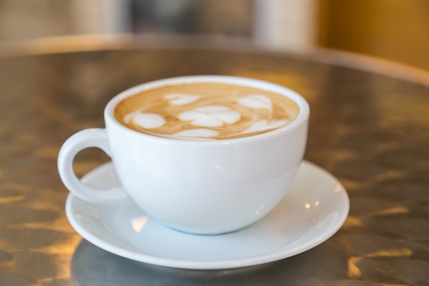 Foto gratuita taza de café sabroso con forma decorativa