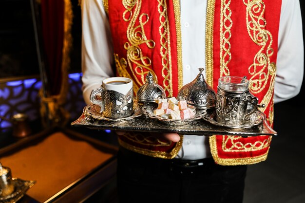 Foto gratuita una taza de café servida en tazas adornadas con lokums