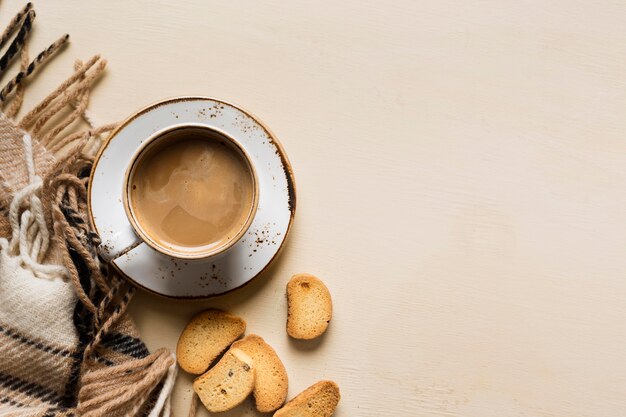 Taza de café sobre fondo beige con espacio de copia