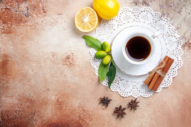 Una taza de café sobre fondo de colores