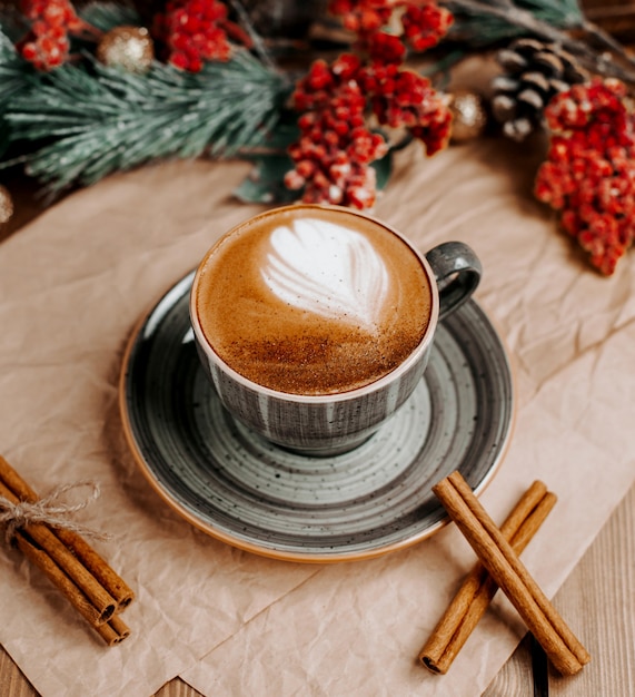 Taza de café sobre la mesa _