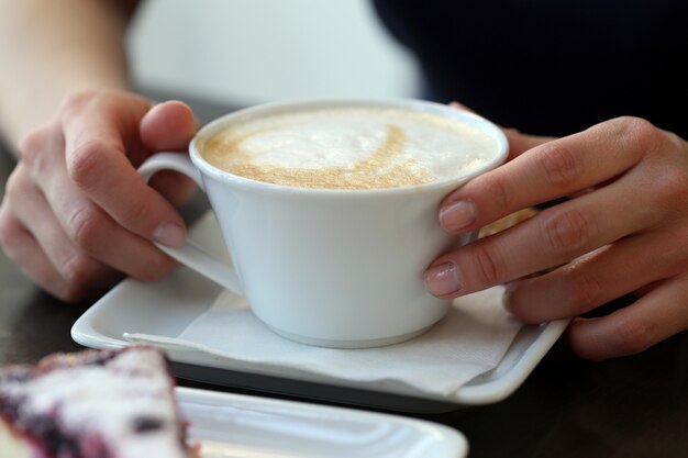 Taza de café sobre la mesa