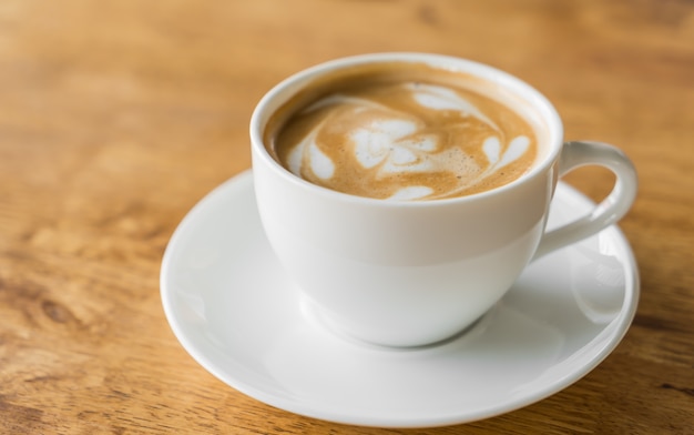 Taza de café sobre un plato