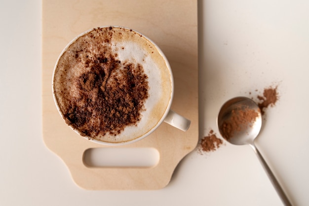 Taza de café sobre tabla de madera