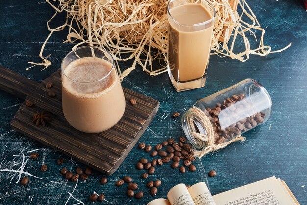 Una taza de café en una tabla de madera.