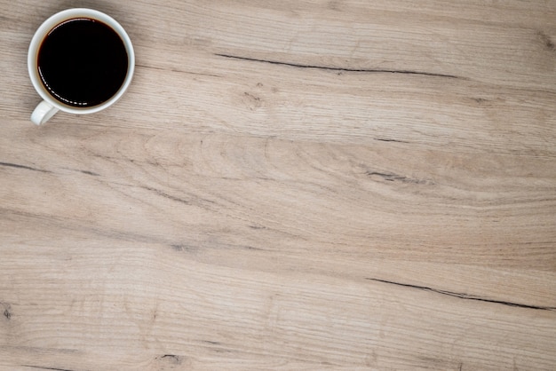 Taza de café en tablero de madera