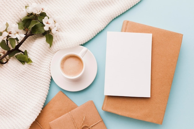 Foto gratuita taza de café con tarjeta de felicitación y regalo