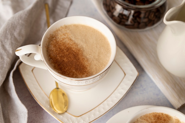 Foto gratuita taza de café con taza y cuchara