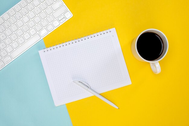 Taza de café teclado inalámbrico y bloc de notas