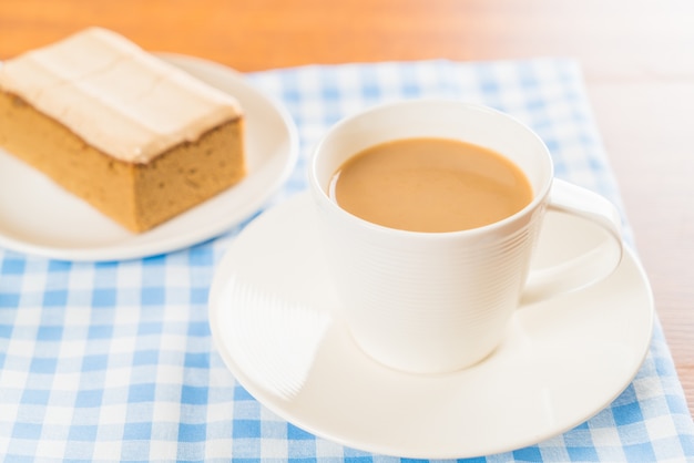 Taza de café con la torta