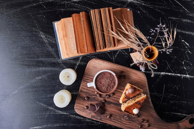 Taza de café con trozos de pastel y chocolate