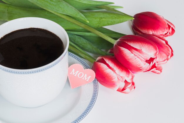 Taza de café con tulipanes para el día de la madre