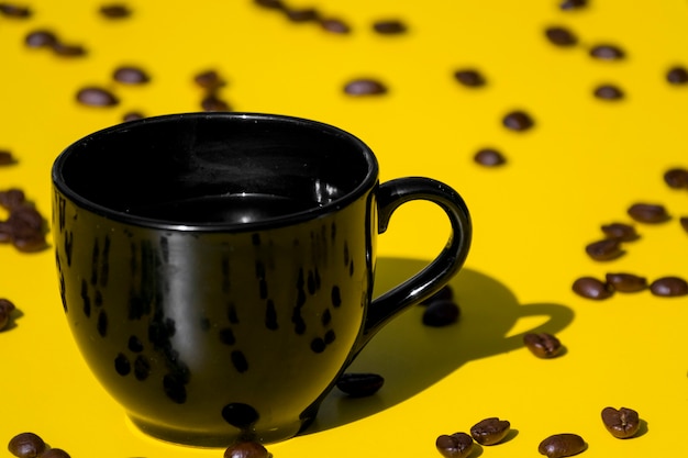 Foto gratuita taza de café vacía con granos