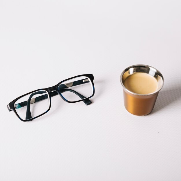 Taza de café y vasos