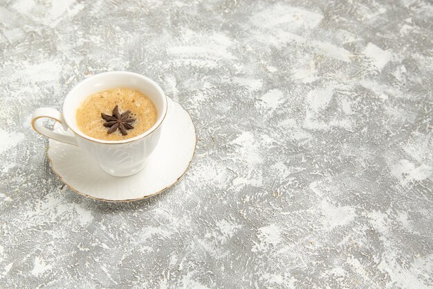 Taza de café vista frontal sobre superficie blanca