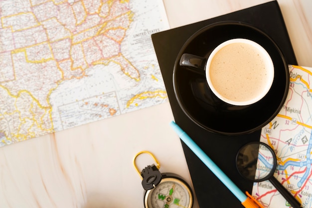 Foto gratuita taza de café vista superior con mapas