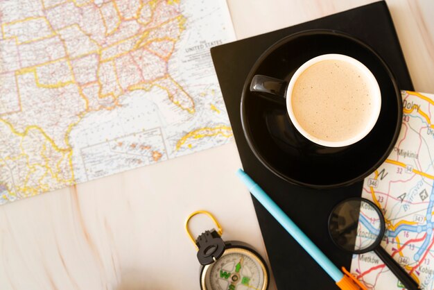 Taza de café vista superior con mapas