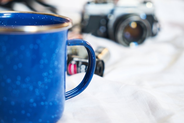 Taza y cámara azules