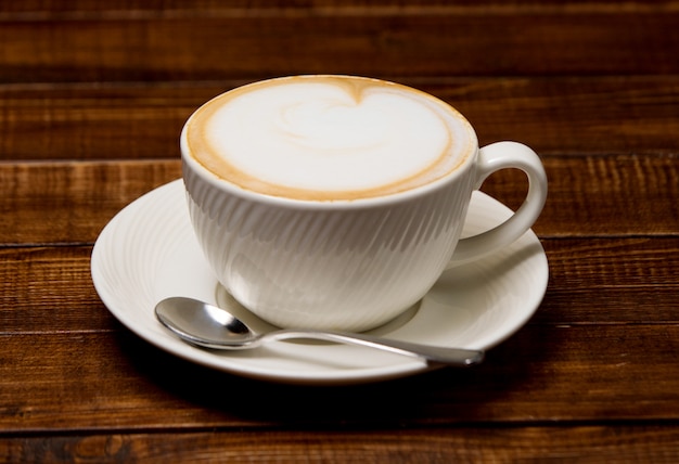 Taza de capuchino caliente con espuma