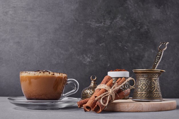 Una taza de capuchino con canela.