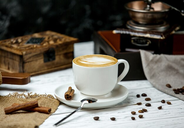 Una taza de capuchino y canela